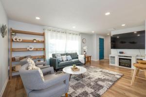 Χώρος καθιστικού στο Modern Beachfront Cabin with Hot Tub and Spectacular Views