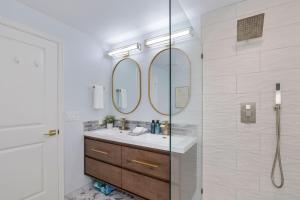 Ένα μπάνιο στο Modern Beachfront Cabin with Hot Tub and Spectacular Views +29 φωτογραφίες
