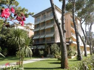 un edificio con palmeras delante en Hotel Mediterraneo, en Marina di Pietrasanta