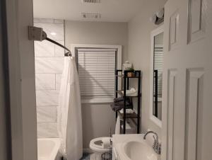 Ένα μπάνιο στο Peaceful Getaway Close to Atlanta Hub