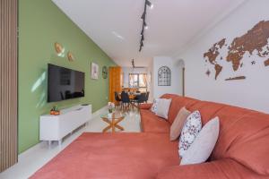 TV a/nebo společenská místnost v ubytování Girna - Entire 3BR Ground floor Charming Apartment