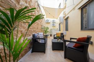 Posezení v ubytování Girna - Entire 3BR Ground floor Charming Apartment