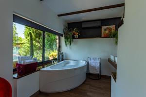 Fotografie z fotogalerie ubytování Artistic Beach House with Pool v destinaci Jadranovo