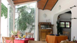 A restaurant or other place to eat at Hotel Cortijo Las Piletas