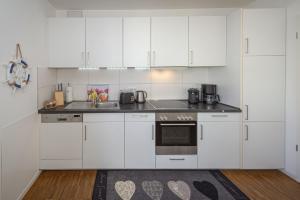 Køkken eller tekøkken på DünenResort Binz - Wohnung 4110 strandnah + 14 billeder