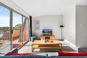 悉尼Spacious Inner-West 2-Bed with Alfresco Dining的带沙发和桌子的客厅