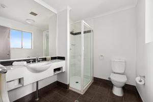 Spacious Inner-West 2-Bed with Alfresco Dining的一间浴室