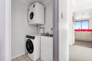 悉尼Spacious Inner-West 2-Bed with Alfresco Dining的相册照片