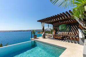 Bazén v ubytování Artistic Beach House with Pool nebo v jeho okolí