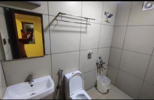 Koupelna v ubytování Hotel Adya Classsic