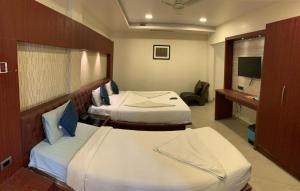 Postel nebo postele na pokoji v ubytování Hotel Adya Classsic