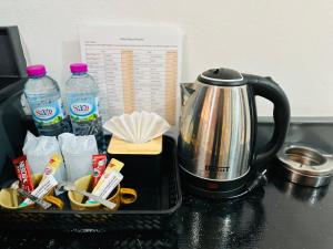 Příslušenství pro přípravu čaje a kávy v ubytování Hotel Baya Phuket