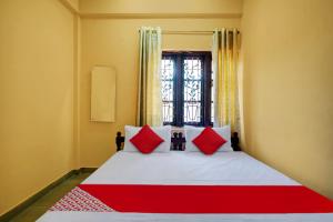 Una cama o camas en una habitación de Hotel O Lekshmi Rooms & Villas 19 fotos más