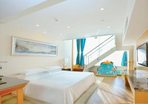 Postel nebo postele na pokoji v ubytování Sheraton Yantai Golden Beach Resort