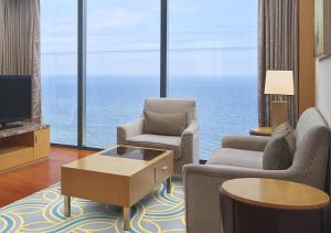 TV a/nebo společenská místnost v ubytování Sheraton Yantai Golden Beach Resort