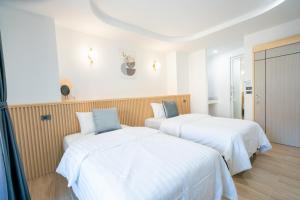 Postel nebo postele na pokoji v ubytování Phunaya Phuket Oldtown Hotel