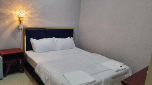 Postel nebo postele na pokoji v ubytování Twilight Inn
