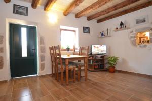 TV a/nebo společenská místnost v ubytování Holiday Home Paklenica