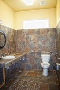 uma casa de banho com um WC e um lavatório em Whispering Palms Inn em Del Rio