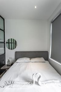 Postel nebo postele na pokoji v ubytování Earnest Hotel Georgetown