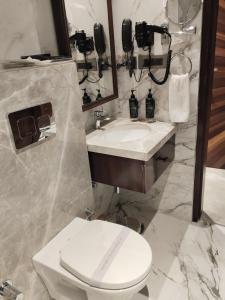 A bathroom at The Mantis