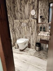 A bathroom at The Mantis
