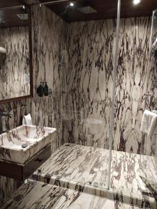 A bathroom at The Mantis