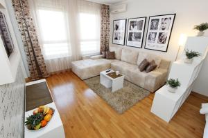 sala de estar con sofá y mesa en New Belgrade Apartments, parking 5 eur per day, en Belgrado