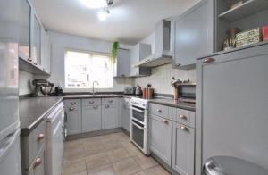 Kuchyň nebo kuchyňský kout v ubytování Family home in Great Dunmow for up to 5 guests