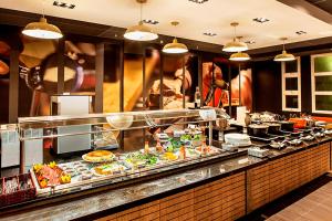 ein Buffet mit ausgestellten Speisen in einem Restaurant in der Unterkunft ibis Macae in Macaé