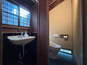 Ένα μπάνιο στο 鎌倉関邸 +18 φωτογραφίες