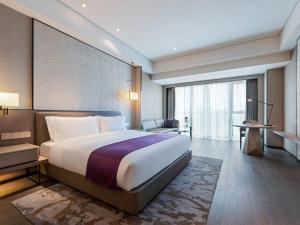 Postel nebo postele na pokoji v ubytování Grand Mercure Shanghai Lingang + 37 fotografií