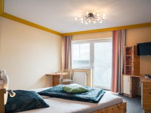Postel nebo postele na pokoji v ubytování Zirben Diamant Rooms & Dogs