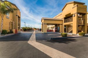 a empty parking lot in front of a building at Econo Lodge Hesperia - Victorville I-15 in Hesperia +22 photos