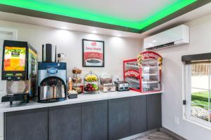a fast food restaurant with a green ceiling at Econo Lodge Hesperia - Victorville I-15 in Hesperia