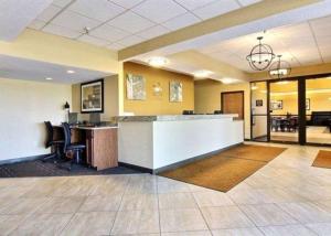 Un vestíbulo de oficina con un mostrador de recepción y sillas. en Quality Inn Thief River Falls, en Thief River Falls