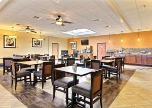 Un comedor con mesas y sillas en un restaurante. en Quality Inn Thief River Falls, en Thief River Falls 11 fotos más