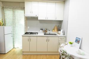 Kuchyň nebo kuchyňský kout v ubytování two room Cozy and Cool House Food alley