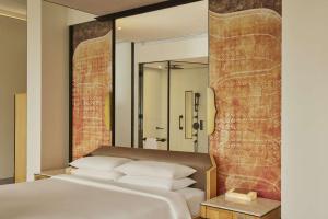 Keraton At The Plaza, part of The Unbound Collection by Hyatt客房内的一张或多张床位