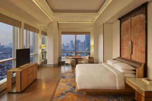 Keraton At The Plaza, part of The Unbound Collection by Hyatt的电视和/或娱乐中心