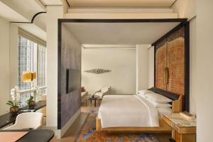 Keraton At The Plaza, part of The Unbound Collection by Hyatt客房内的一张或多张床位