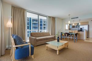 マイアミビーチにあるMarenas Beach Resort Private Luxury Suitesのソファとテーブルのあるリビングルーム