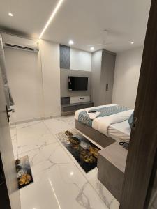 TV a/nebo společenská místnost v ubytování Prime Rooms - Satya Niketan Nr South campus Metro + 35 fotografií