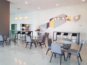 Posezení v ubytování Spacious Studio Apartment Accses to Pakuwon Mall at Tanglin Supermall Mansion By Travelio