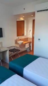 Giường trong phòng chung tại Go Inn Vitória