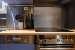 eine Küche mit einem Herdofen in einer Küche in der Unterkunft Mari's Apartment in Kalamata