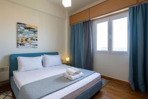 ein Schlafzimmer mit einem Bett mit blauen Vorhängen und einem Fenster in der Unterkunft Mari's Apartment in Kalamata + 36 Fotos
