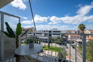 ein Balkon mit Blick auf die Stadt in der Unterkunft Mari's Apartment in Kalamata