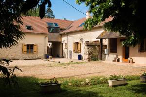 an external view of a house with a yard at Au bonheur des retrouvailles in Denonville