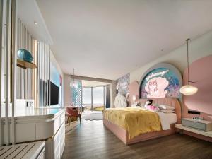 Postel nebo postele na pokoji v ubytování Qinhuangdao Marriott Resort